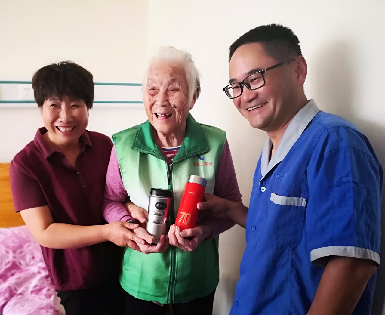 On 70th Anniversary Motherlands Birthday, Grandma Yan Got Solid Customizedthermos Cup!